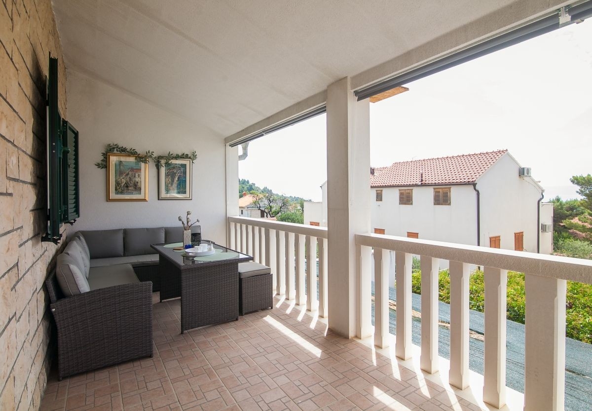 Two bedroom apartment with terrace Bol, Brač  A-b