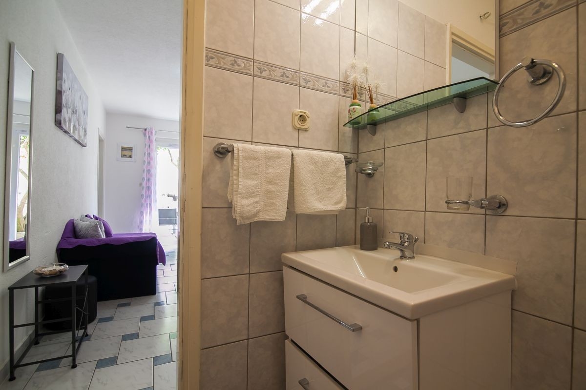 One bedroom apartment with terrace Bol, Brač  A-a
