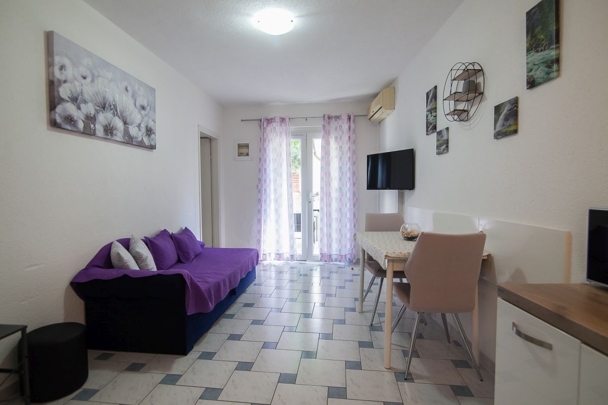 One bedroom apartment with terrace Bol, Brač (A-23847-a)