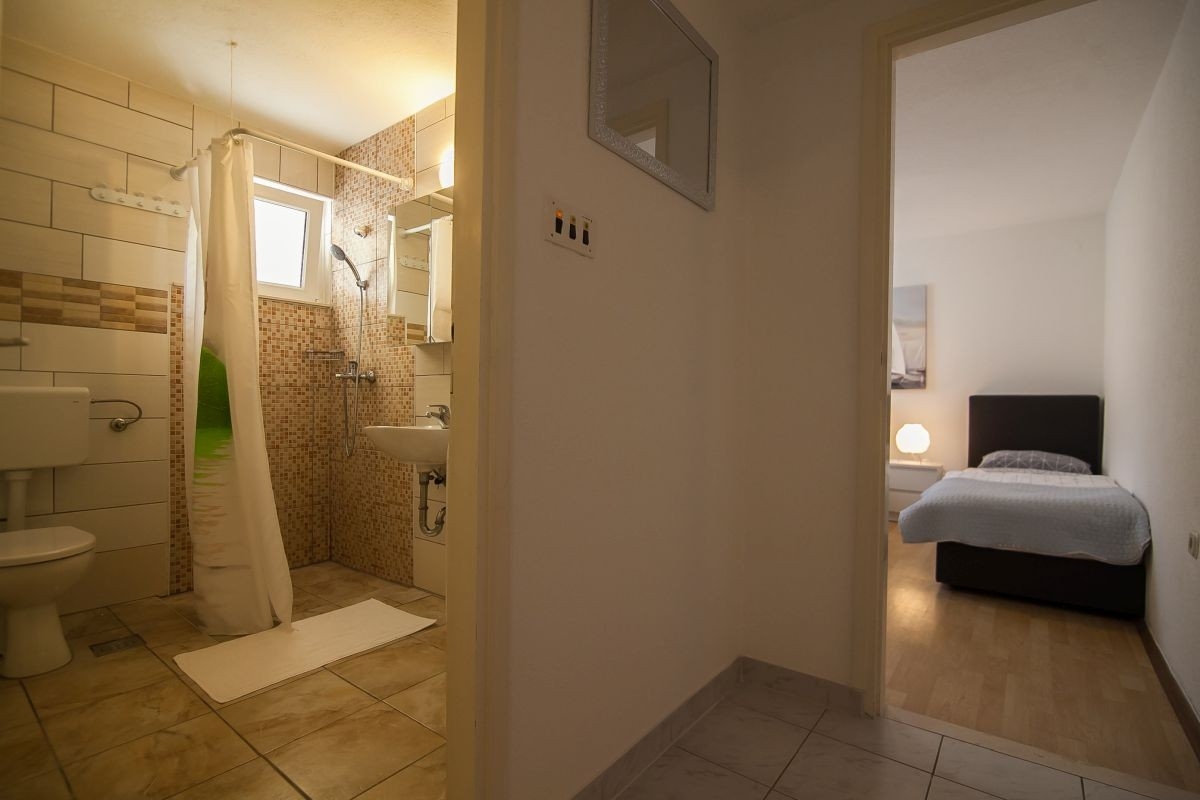 Two bedroom apartment with terrace Bol, Brač  A-b