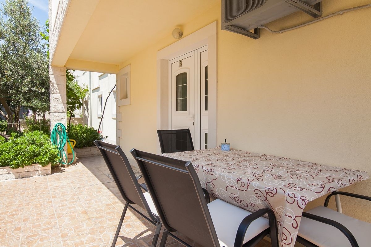 Two bedroom apartment with terrace Bol, Brač (A-23847-b) Two bedroom apartment with terrace Bol, Brač (A-23847-b)