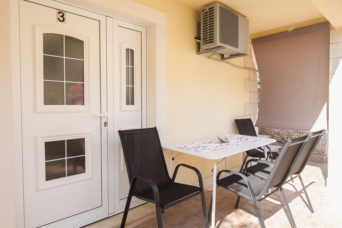 Two bedroom apartment with terrace Bol, Brač  A-b