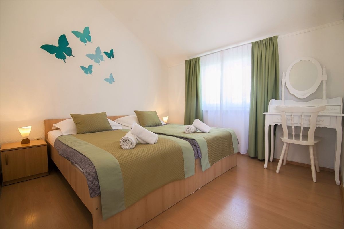 Two bedroom apartment with terrace and sea view Bol, Brač  A-c