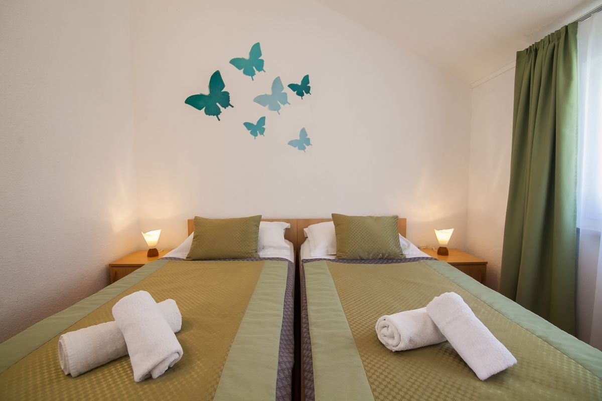 Two bedroom apartment with terrace and sea view Bol, Brač  A-c