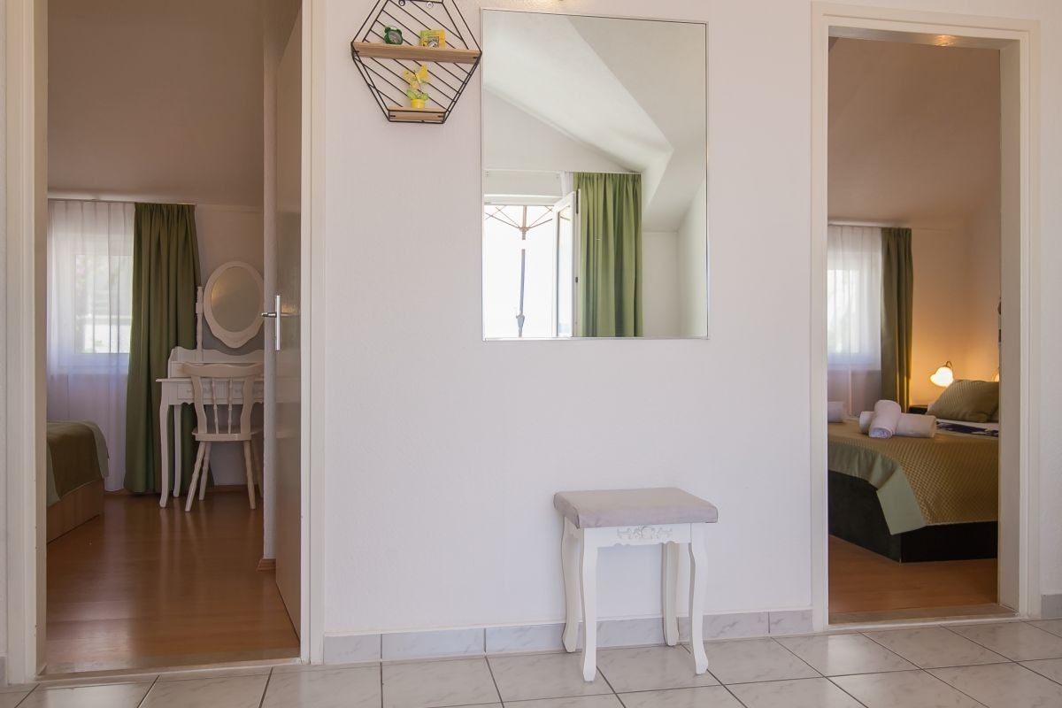 Two bedroom apartment with terrace and sea view Bol, Brač  A-c