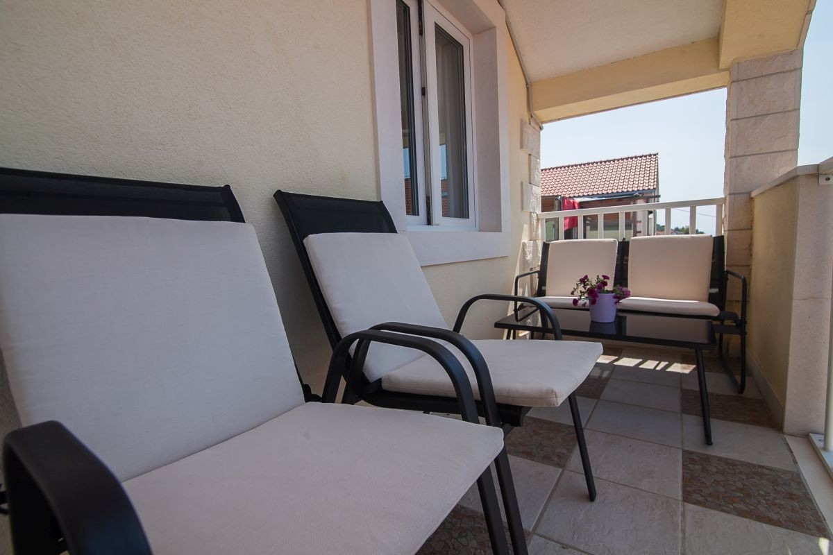 Two bedroom apartment with balcony and sea view Bol, Brač  A-d
