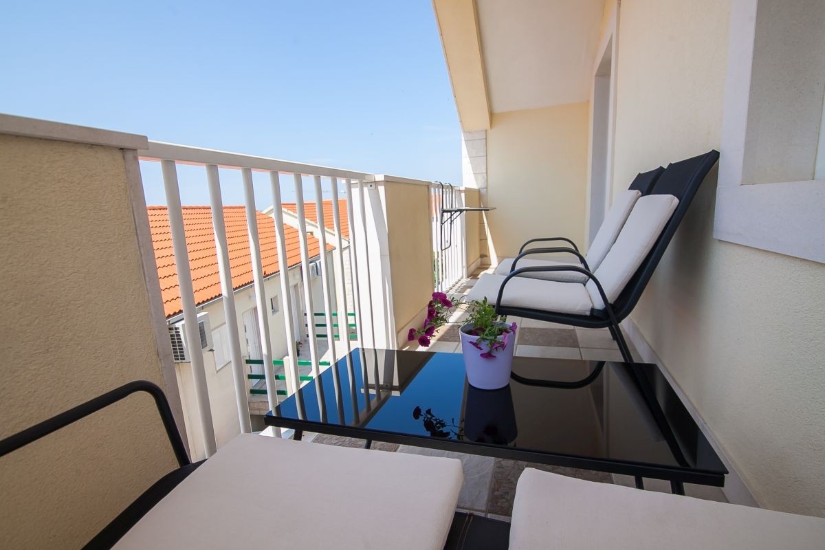 Two bedroom apartment with balcony and sea view Bol, Brač  A-d