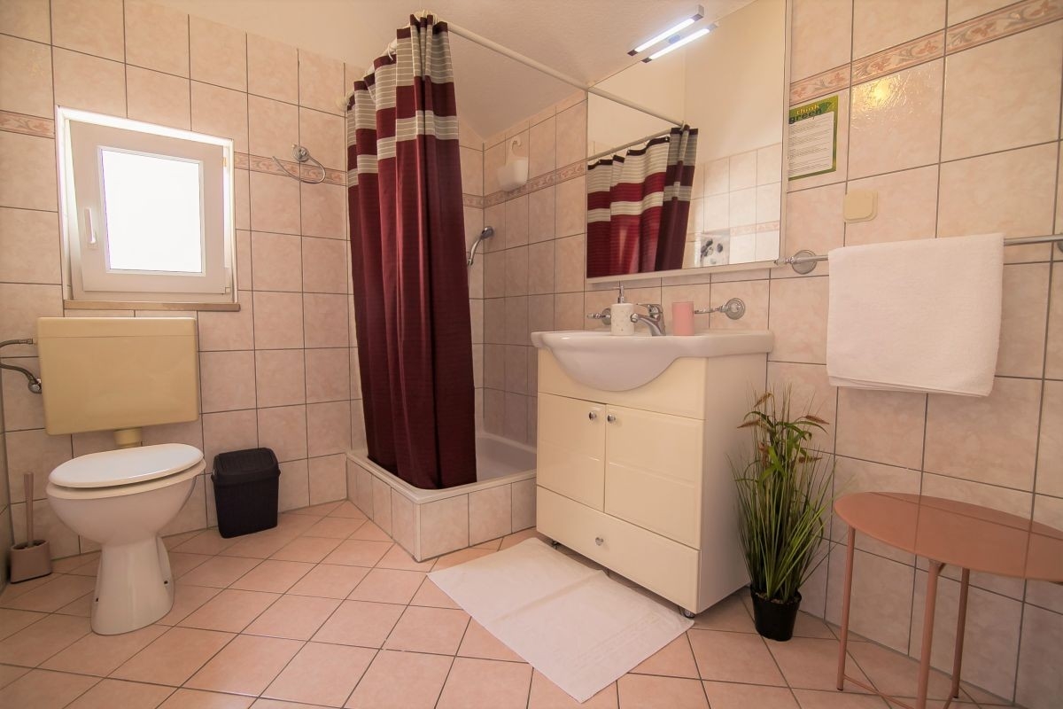 Two bedroom apartment with balcony and sea view Bol, Brač  A-d