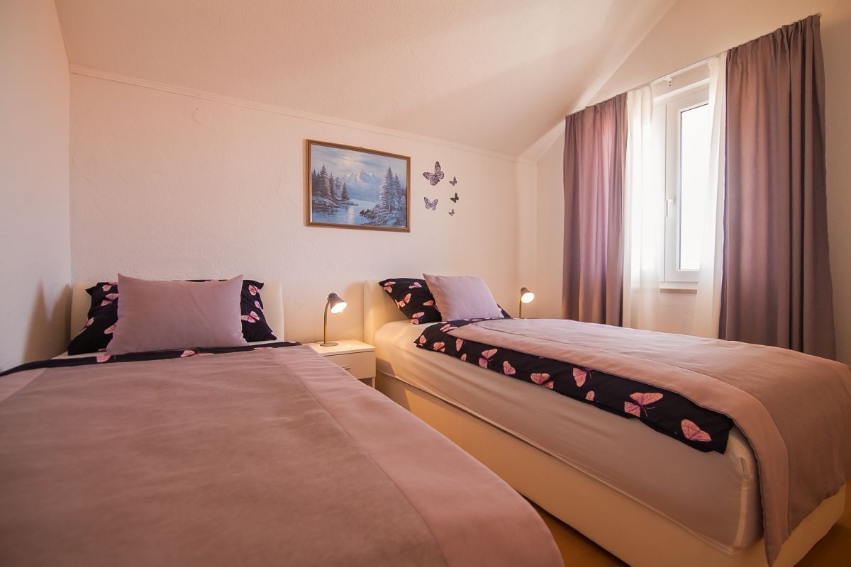 Two bedroom apartment with balcony and sea view Bol, Brač  A-d