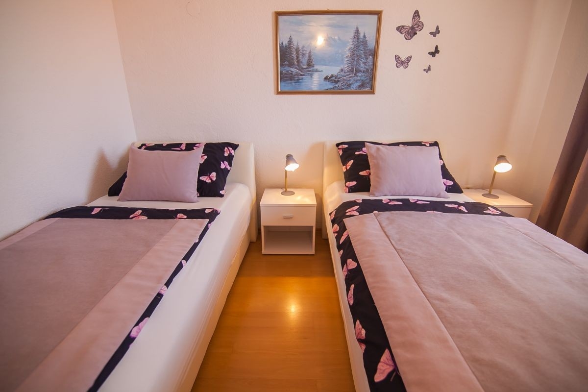 Two bedroom apartment with balcony and sea view Bol, Brač  A-d