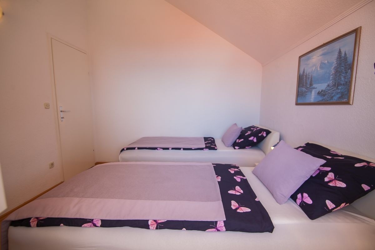 Two bedroom apartment with balcony and sea view Bol, Brač  A-d