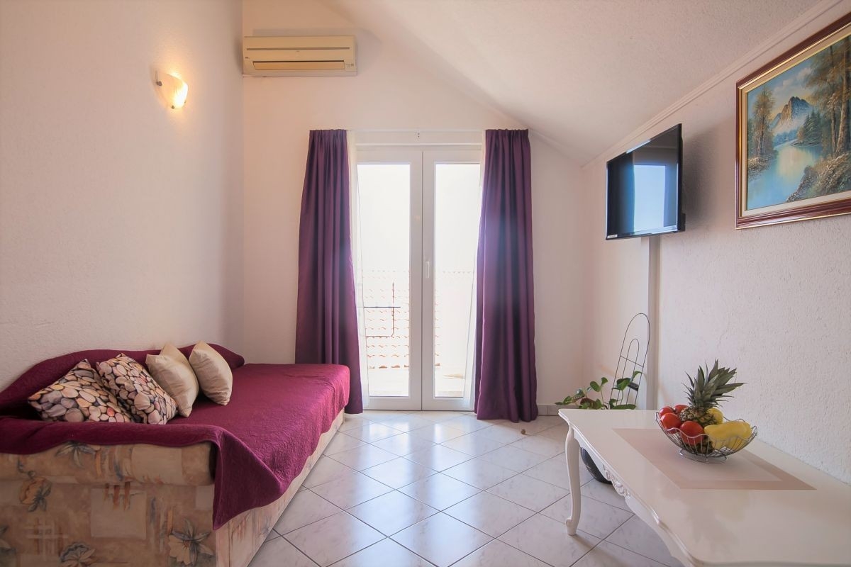 Two bedroom apartment with balcony and sea view Bol, Brač (A-23847-d)