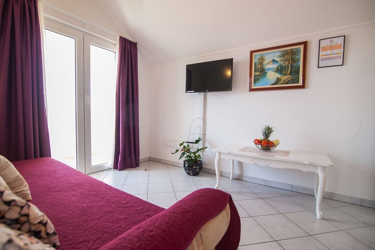 Two bedroom apartment with balcony and sea view Bol, Brač (A-23847-d)