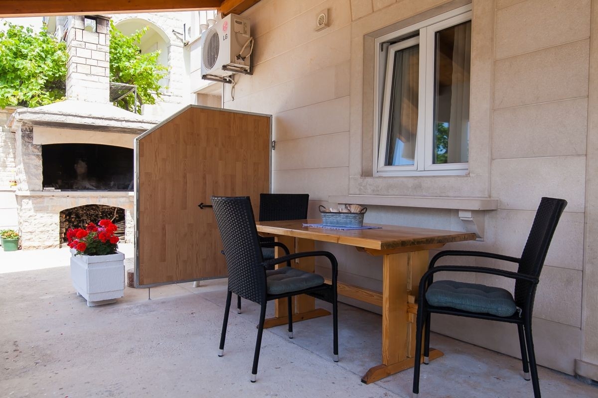 One bedroom apartment with terrace Bol, Brač  A-a