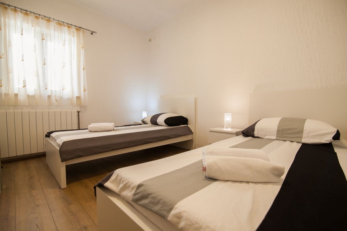 Two bedroom apartment with terrace and sea view Bol, Brač  A-b