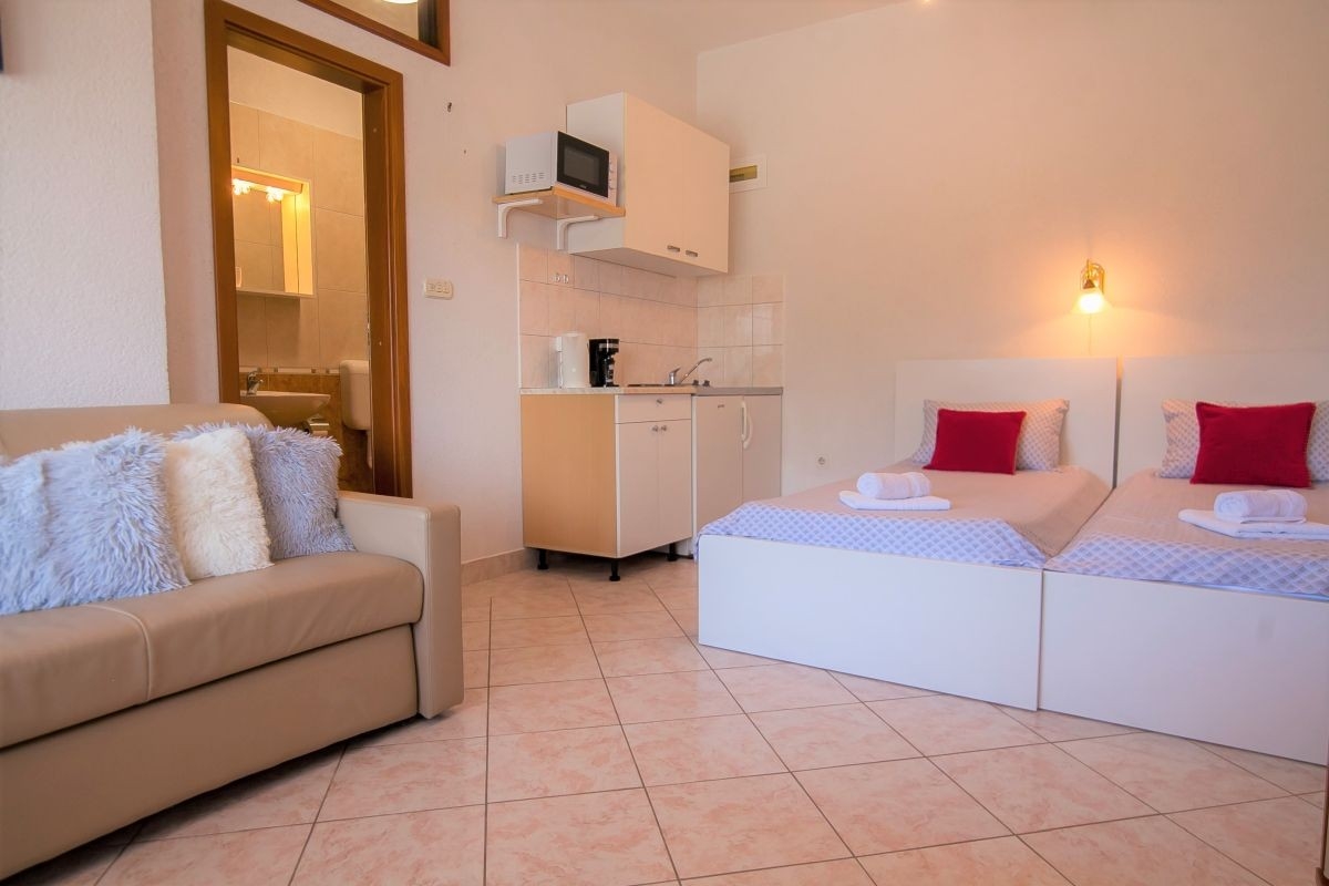 Studio flat with terrace Bol, Brač (AS-23848-a)