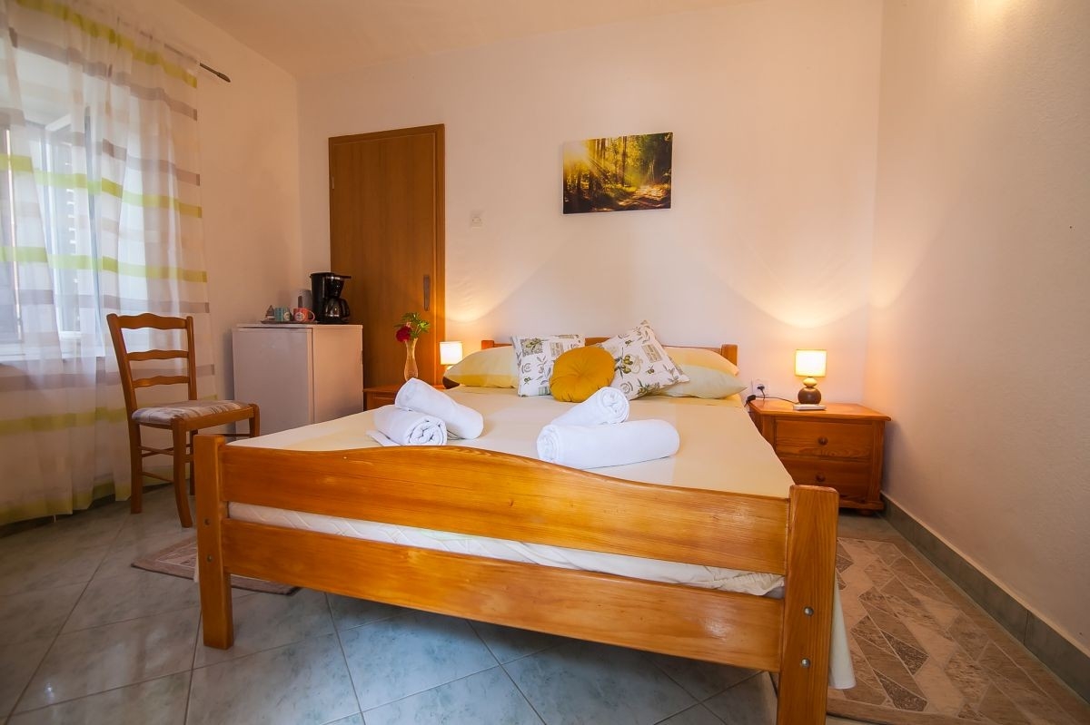 Room with terrace Bol, Brač (S-23852-a) Room with terrace Bol, Brač (S-23852-a)