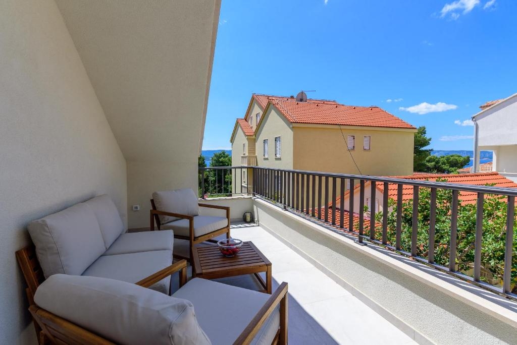 Two bedroom apartment with terrace Bol, Brač  A-a