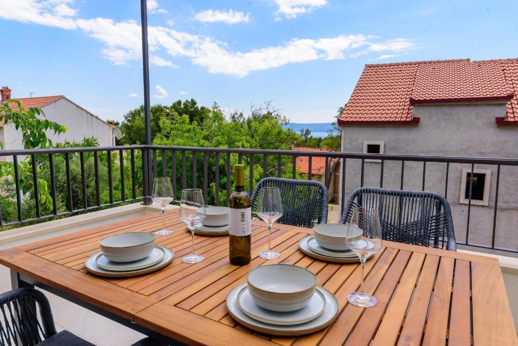 Two bedroom apartment with terrace Bol, Brač  A-a