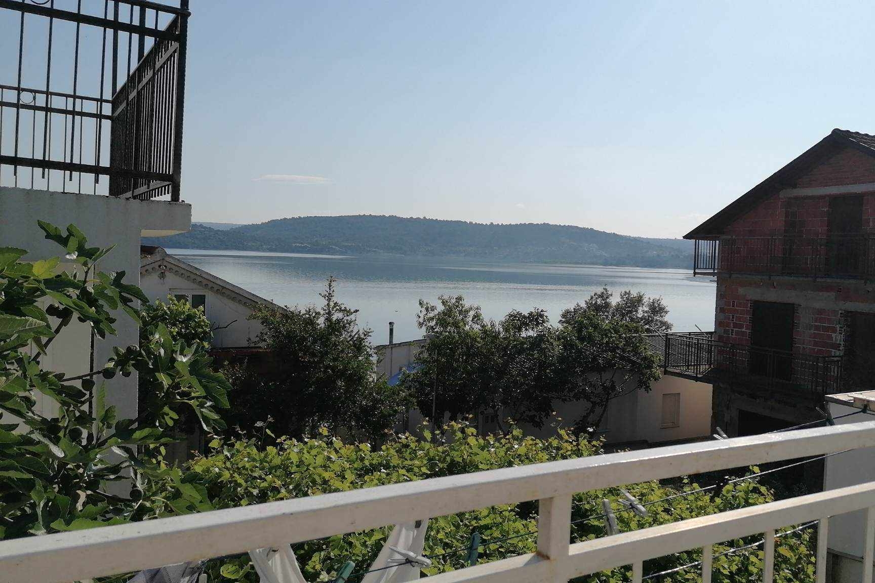 Dvosobni apartman s terasom i pogledom na more Bilice, Krka  A-a