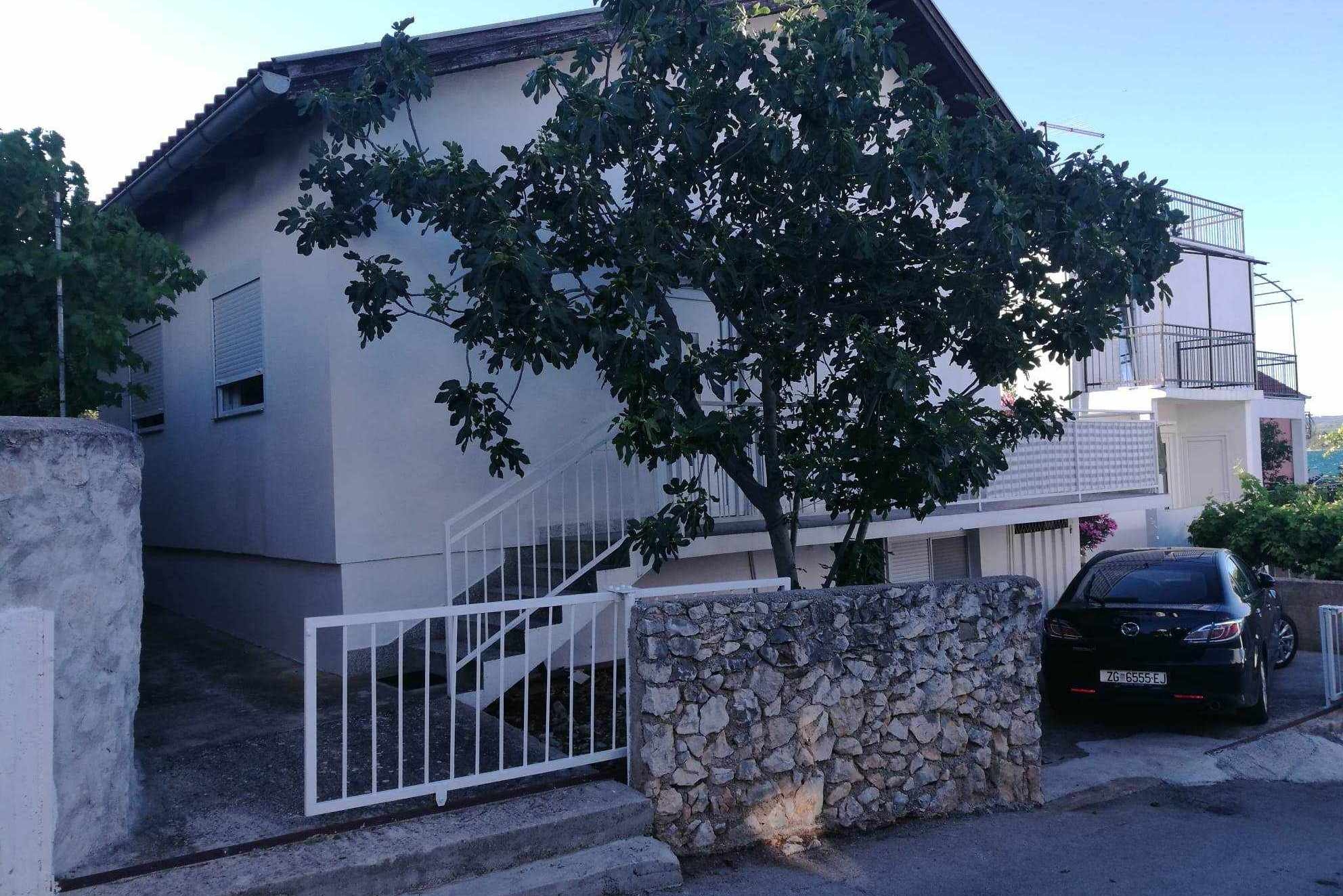 Two bedroom apartment with terrace and sea view Bilice, Krka (A-23875-a)