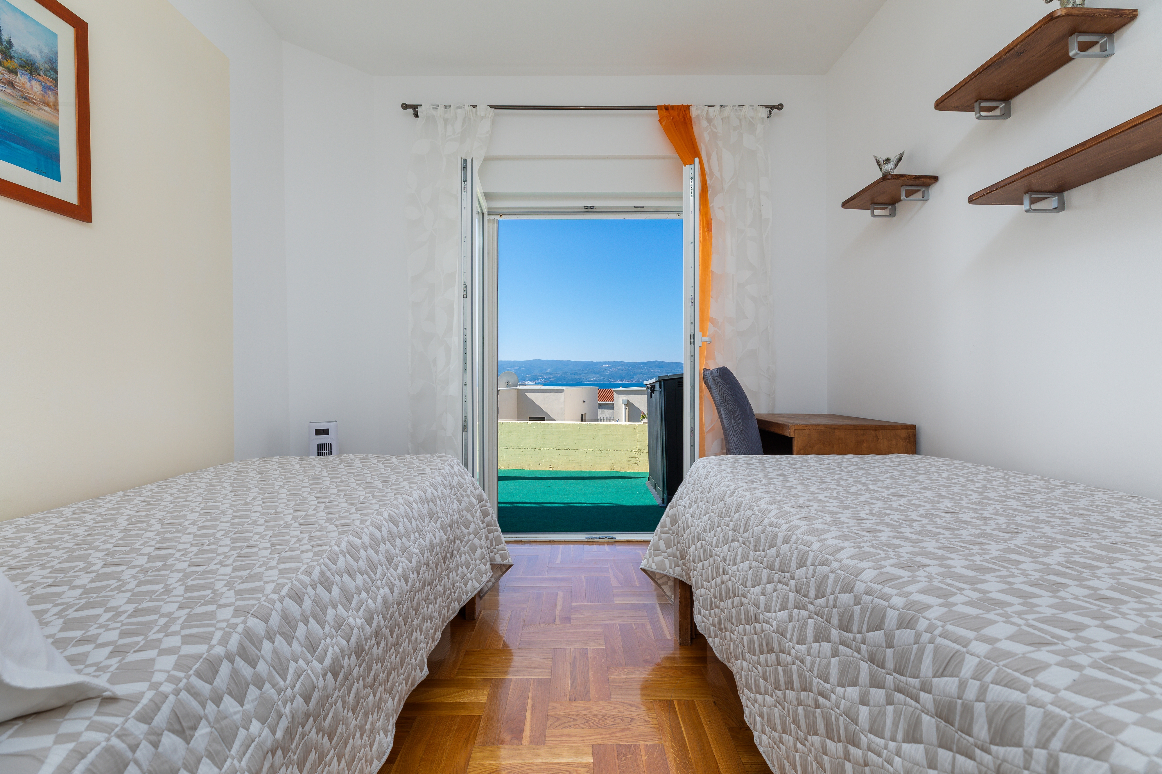 Two bedroom apartment with terrace and sea view Mali Rat, Omiš  A-a