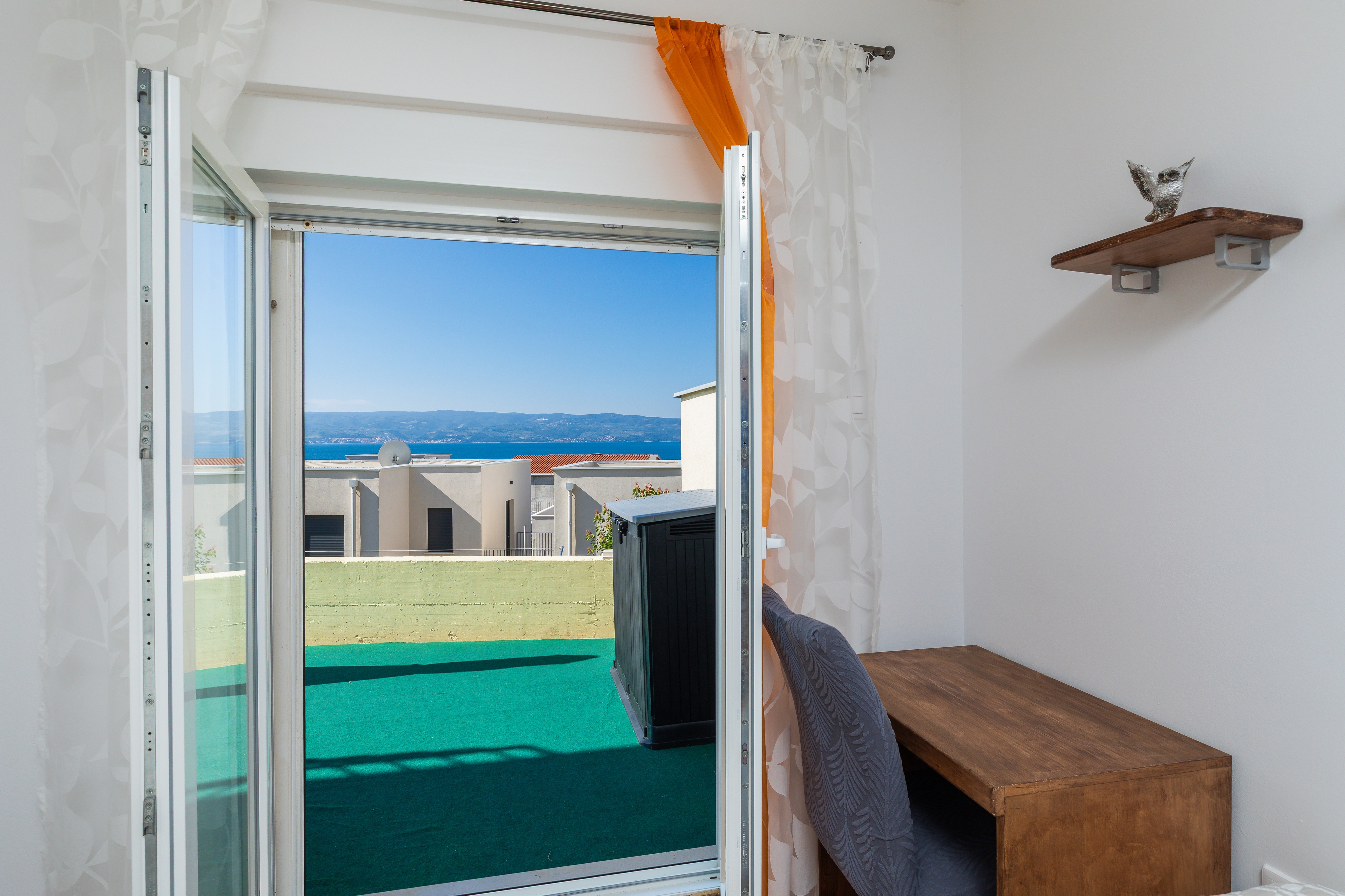 Two bedroom apartment with terrace and sea view Mali Rat, Omiš  A-a