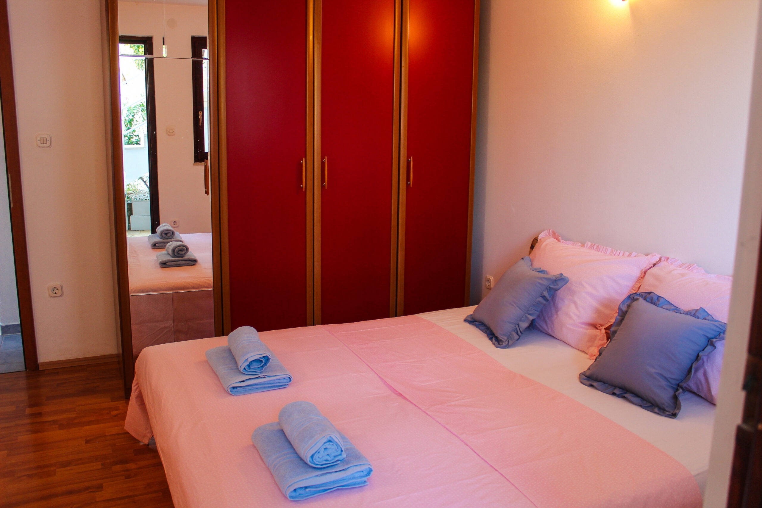 Two bedroom apartment near beach Pisak, Omiš  A-d
