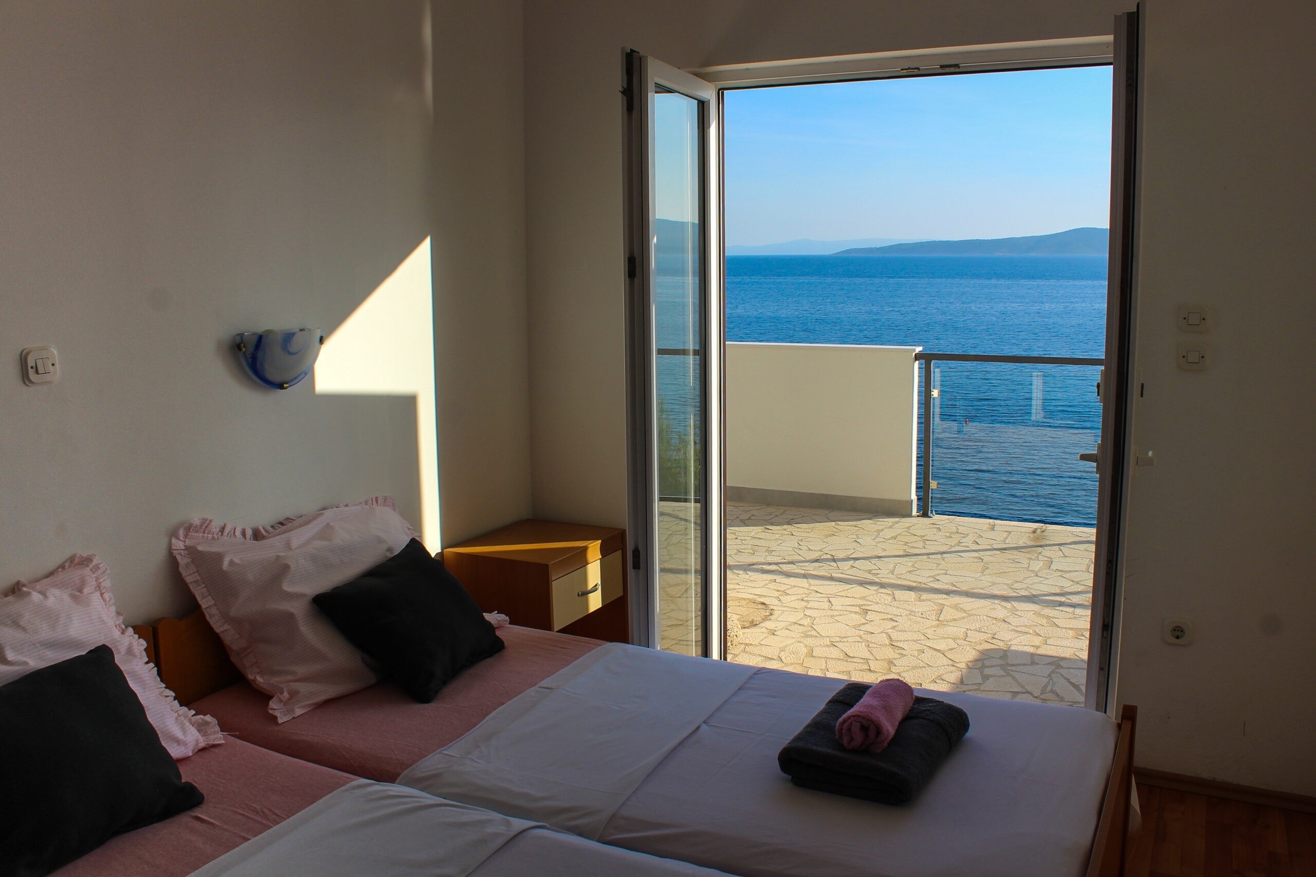 Two bedroom apartment near beach Pisak, Omiš  A-d