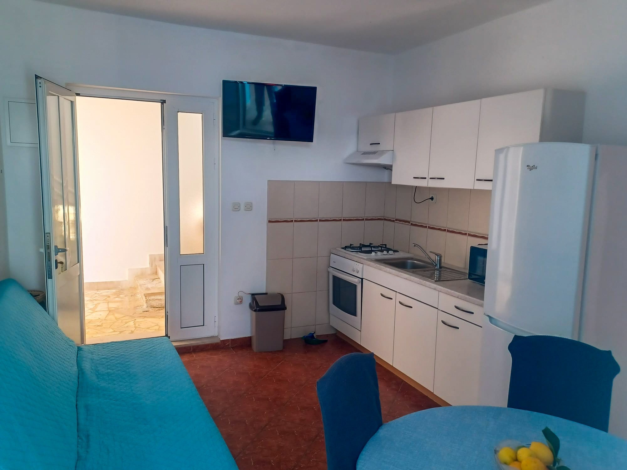 Two bedroom apartment near beach Pisak, Omiš  A-e