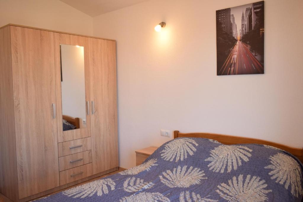 Two bedroom apartment with balcony Kaštel Štafilić, Kaštela  A-c