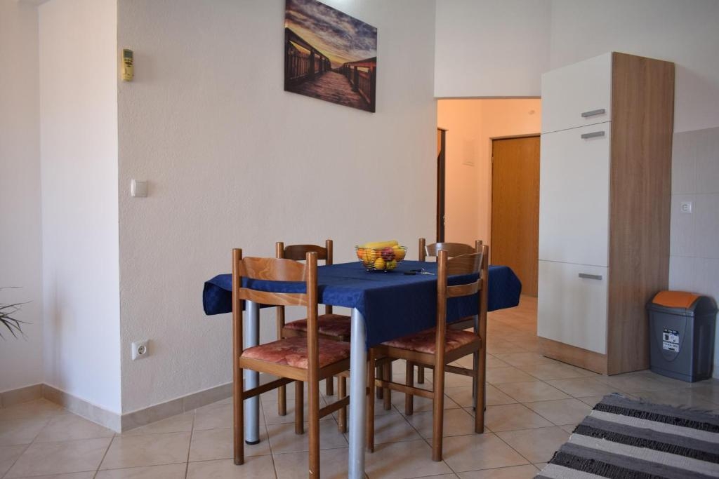 Two bedroom apartment with balcony Kaštel Štafilić, Kaštela  A-c