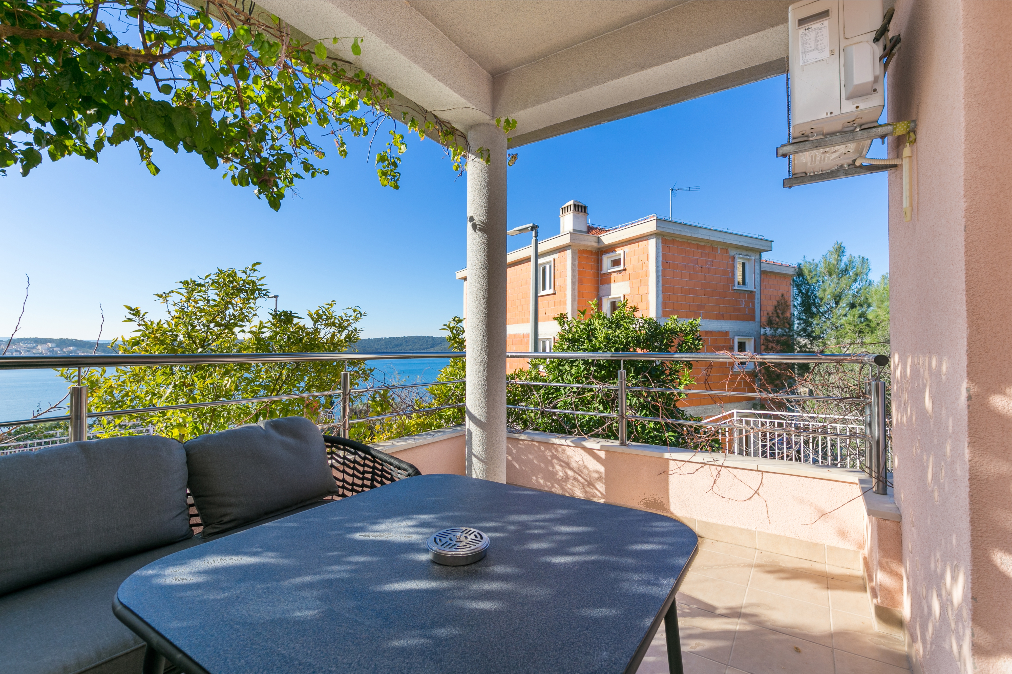 Two bedroom apartment with terrace and sea view Trogir  A-a