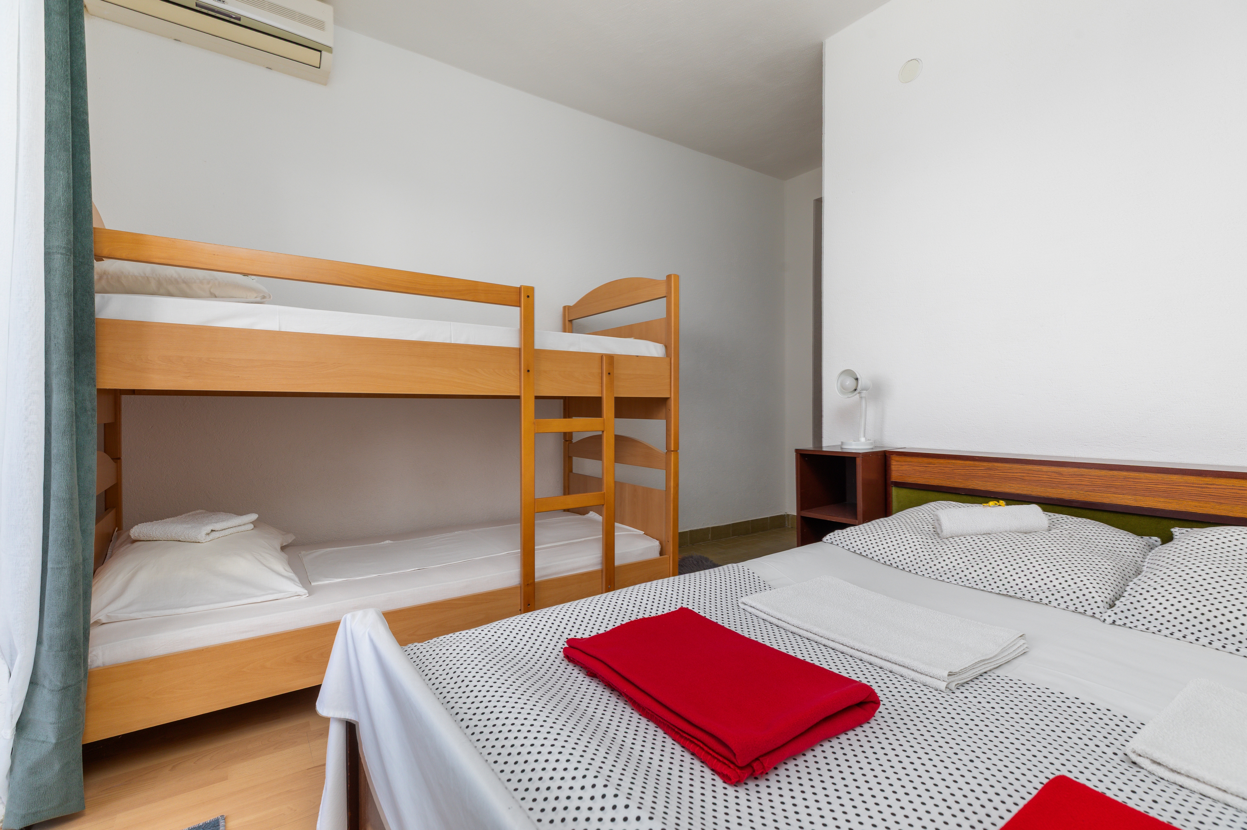 Room with balcony and sea view Podgora, Makarska (S-23916-b)