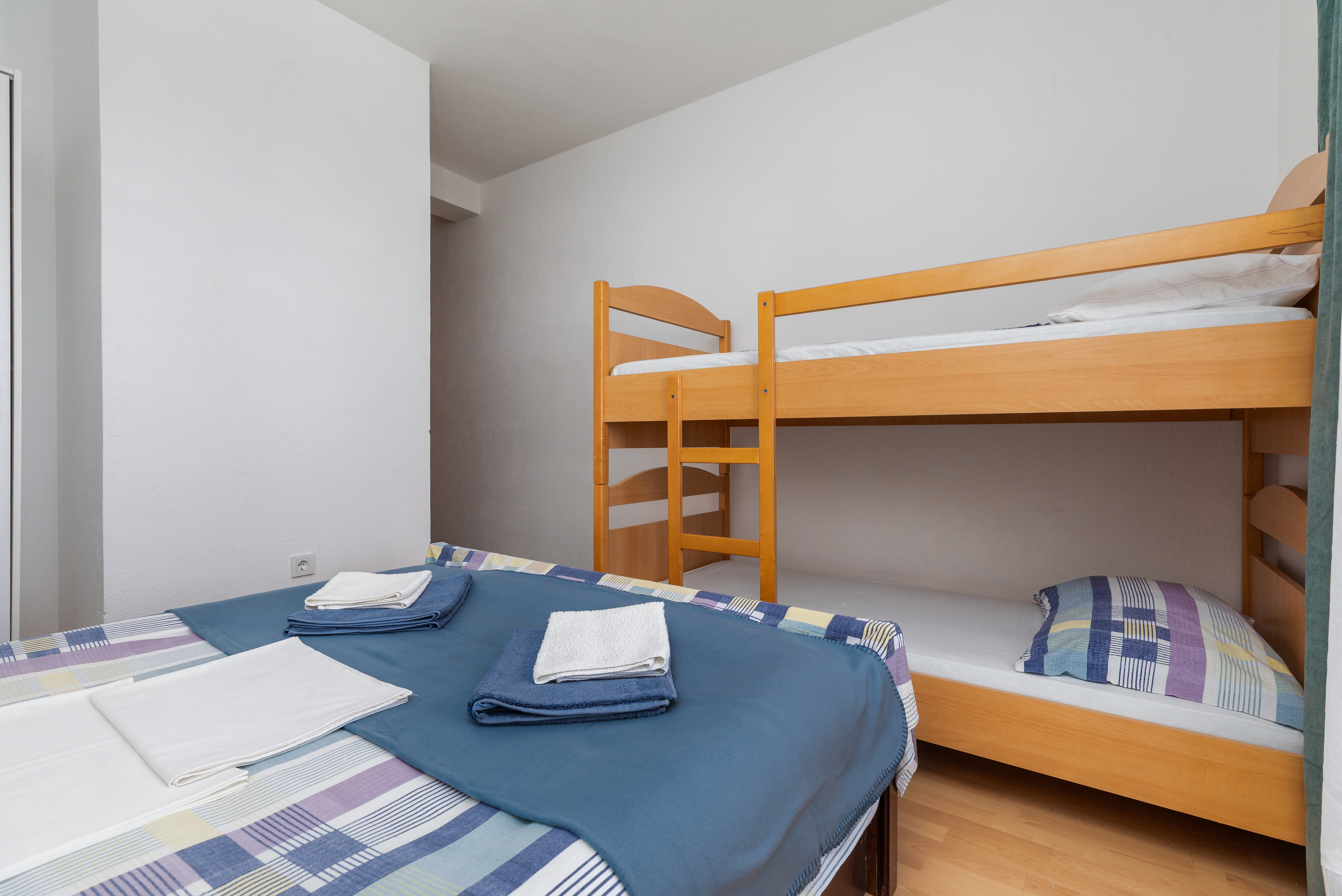 Room with balcony and sea view Podgora, Makarska (S-23916-c)