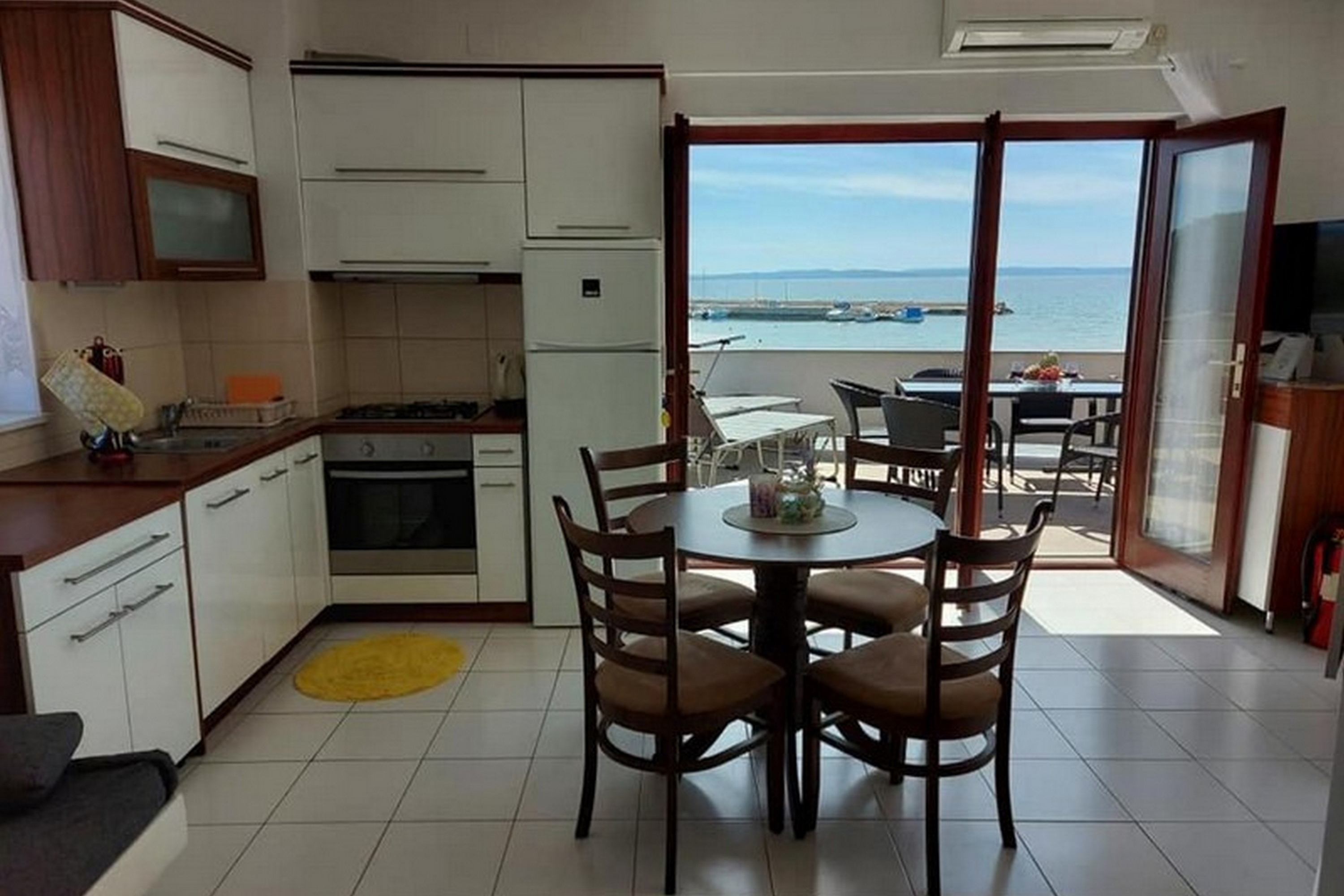 One bedroom apartment near beach Privlaka, Zadar  A-b