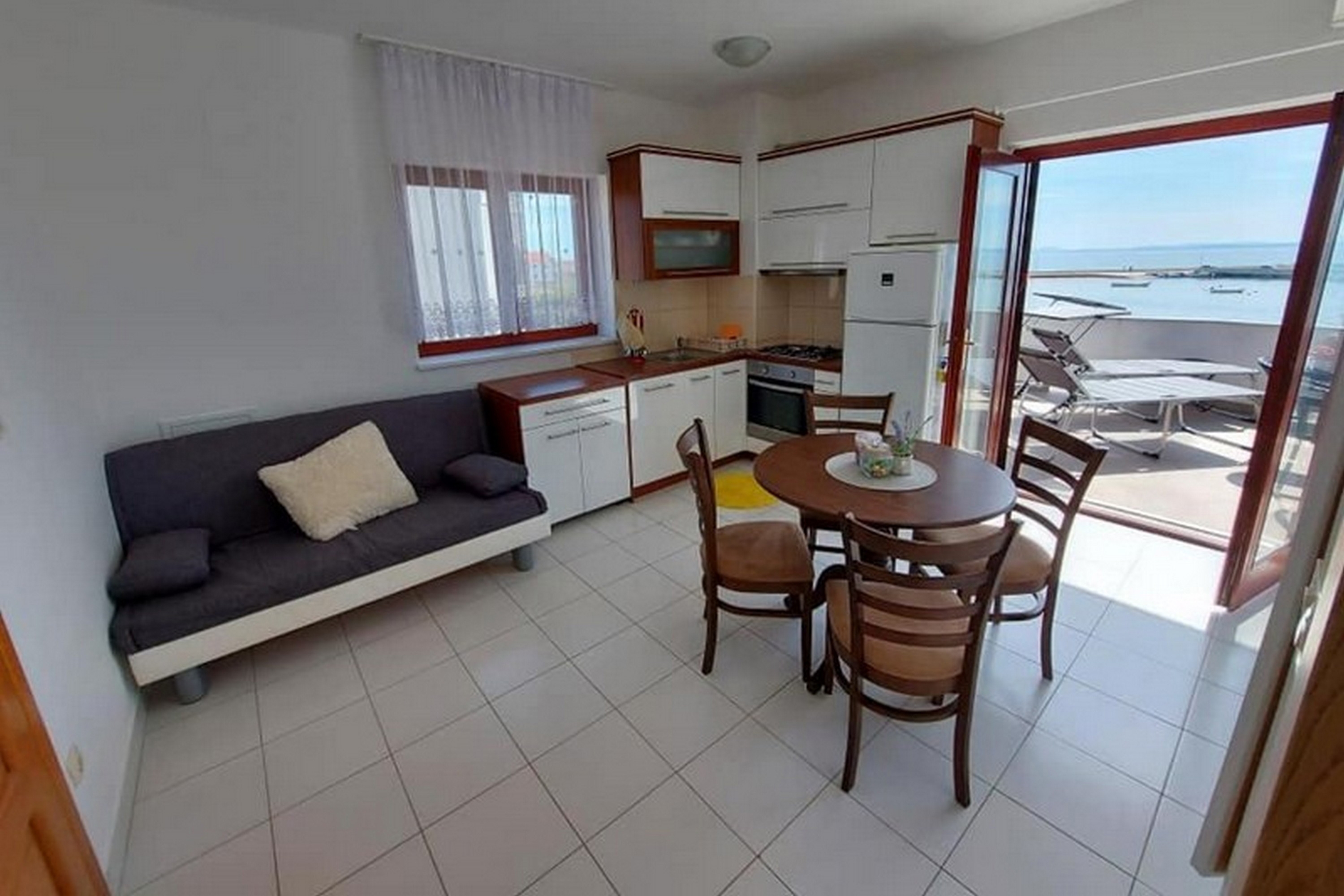 One bedroom apartment near beach Privlaka, Zadar  A-b