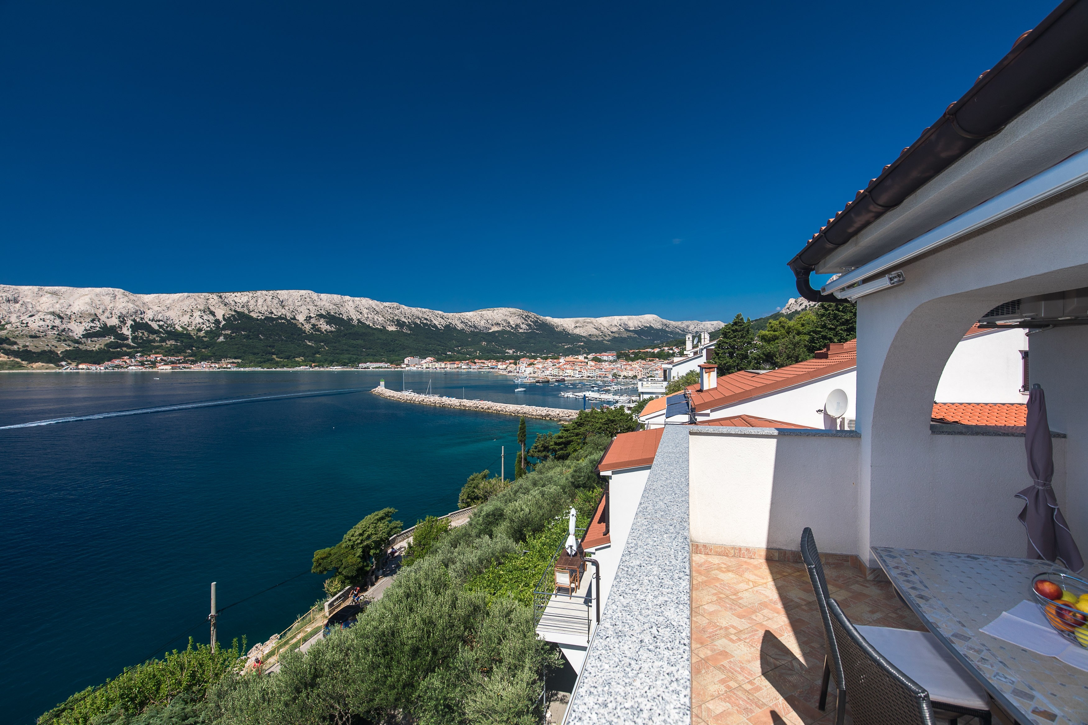 One bedroom apartment with terrace and sea view Baška, Krk  A-a