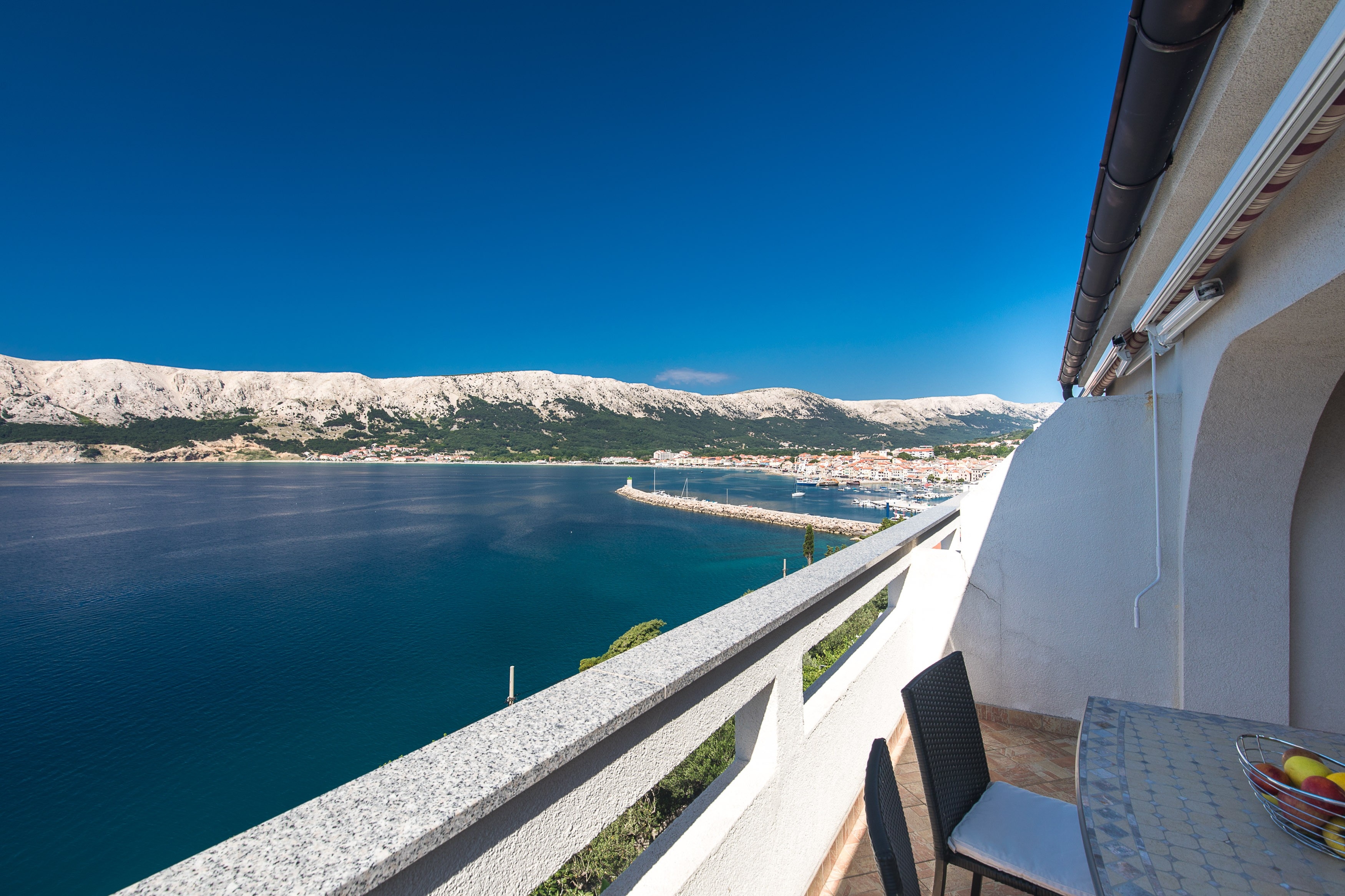 One bedroom apartment with terrace and sea view Baška, Krk  A-b