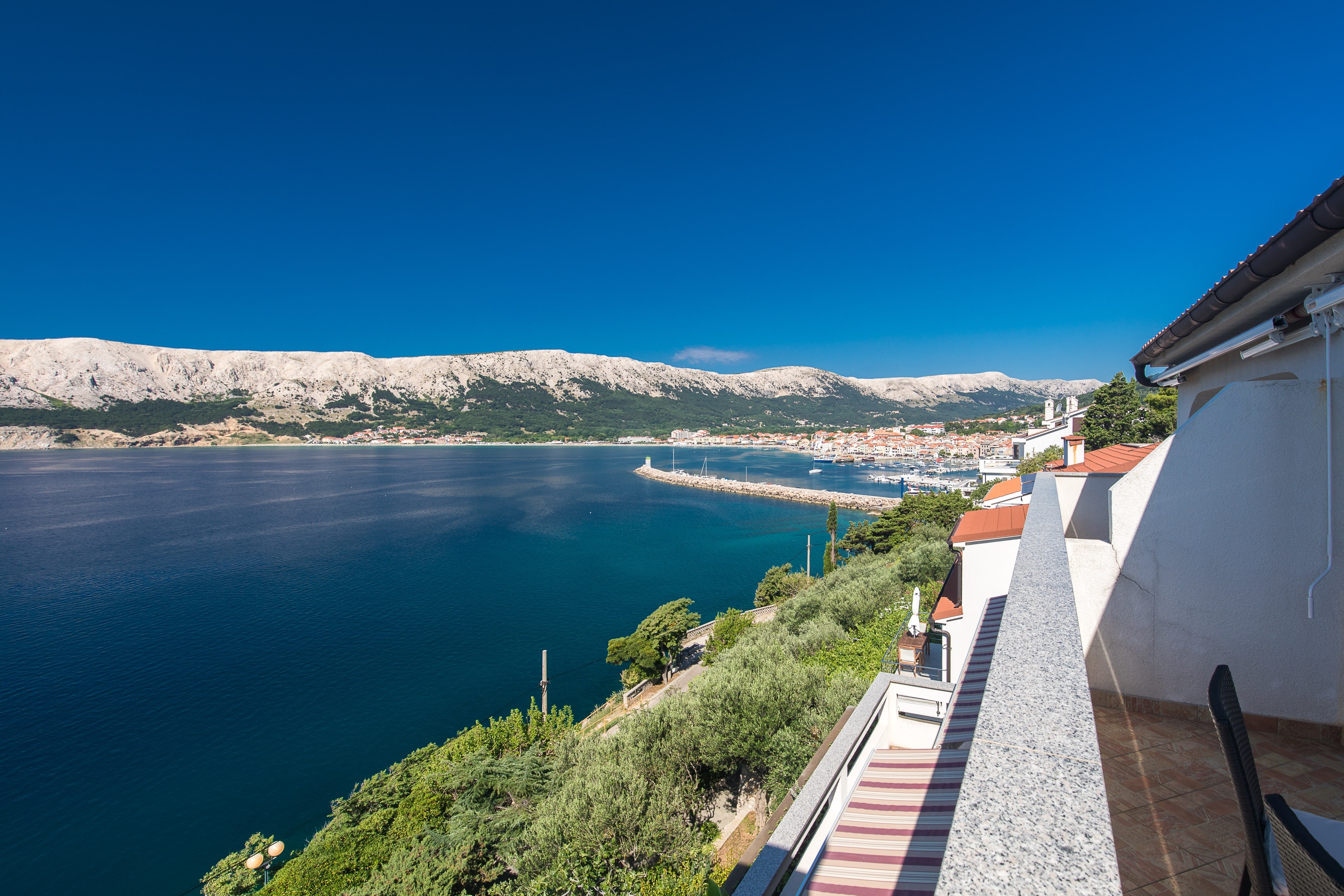 One bedroom apartment with terrace and sea view Baška, Krk  A-b