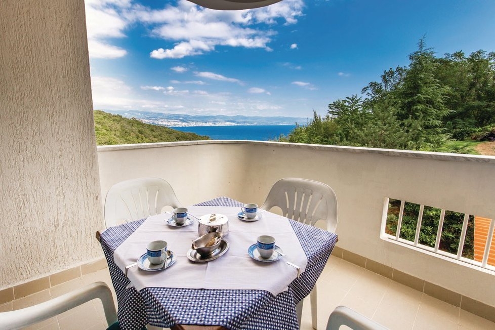 Comfortable and spacious apartment with terrace and sea view Ičići, Opatija  A-a
