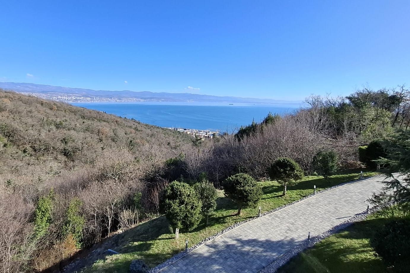Comfortable and spacious apartment with terrace and sea view Ičići, Opatija  A-a