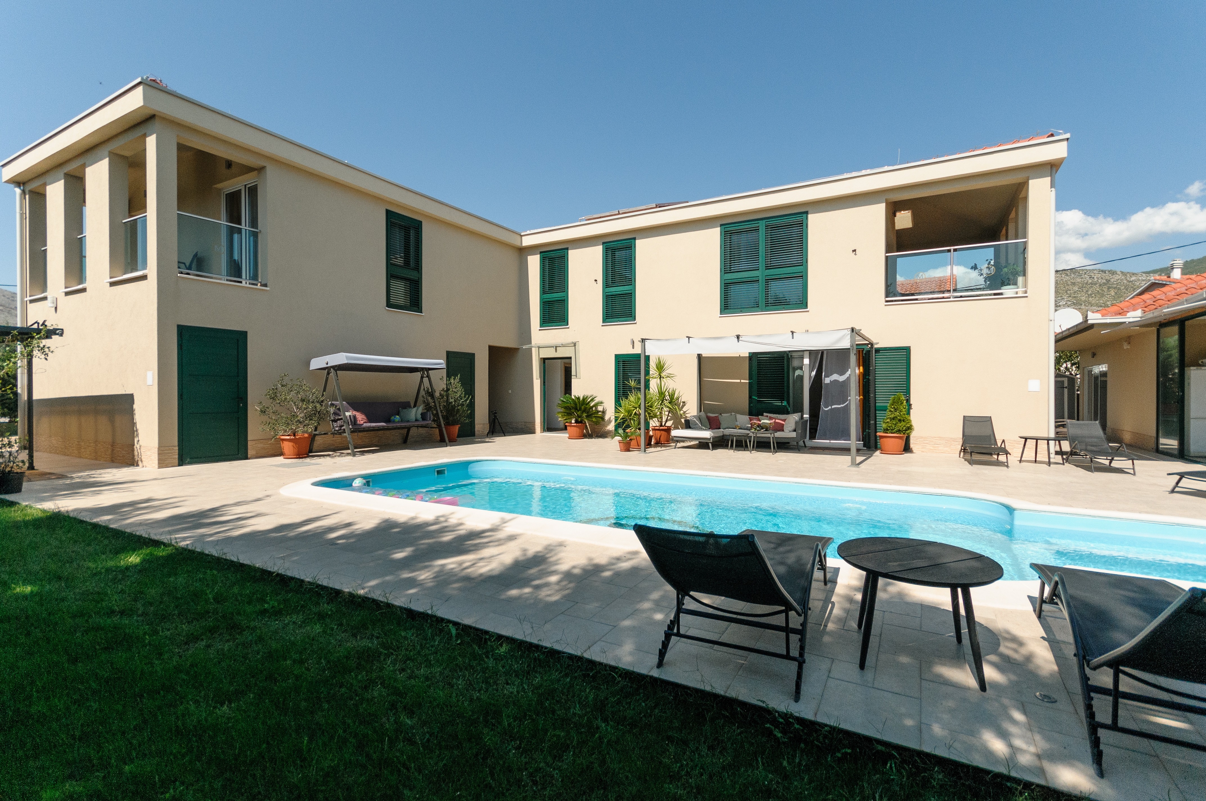 Comfortable and spacious house with terrace and sea view Plano, Trogir (K-23937) Comfortable and spacious house with terrace and sea view Plano, Trogir (K-23937)