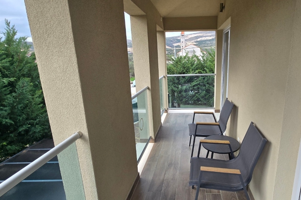 Comfortable and spacious house with terrace and sea view Plano, Trogir  K