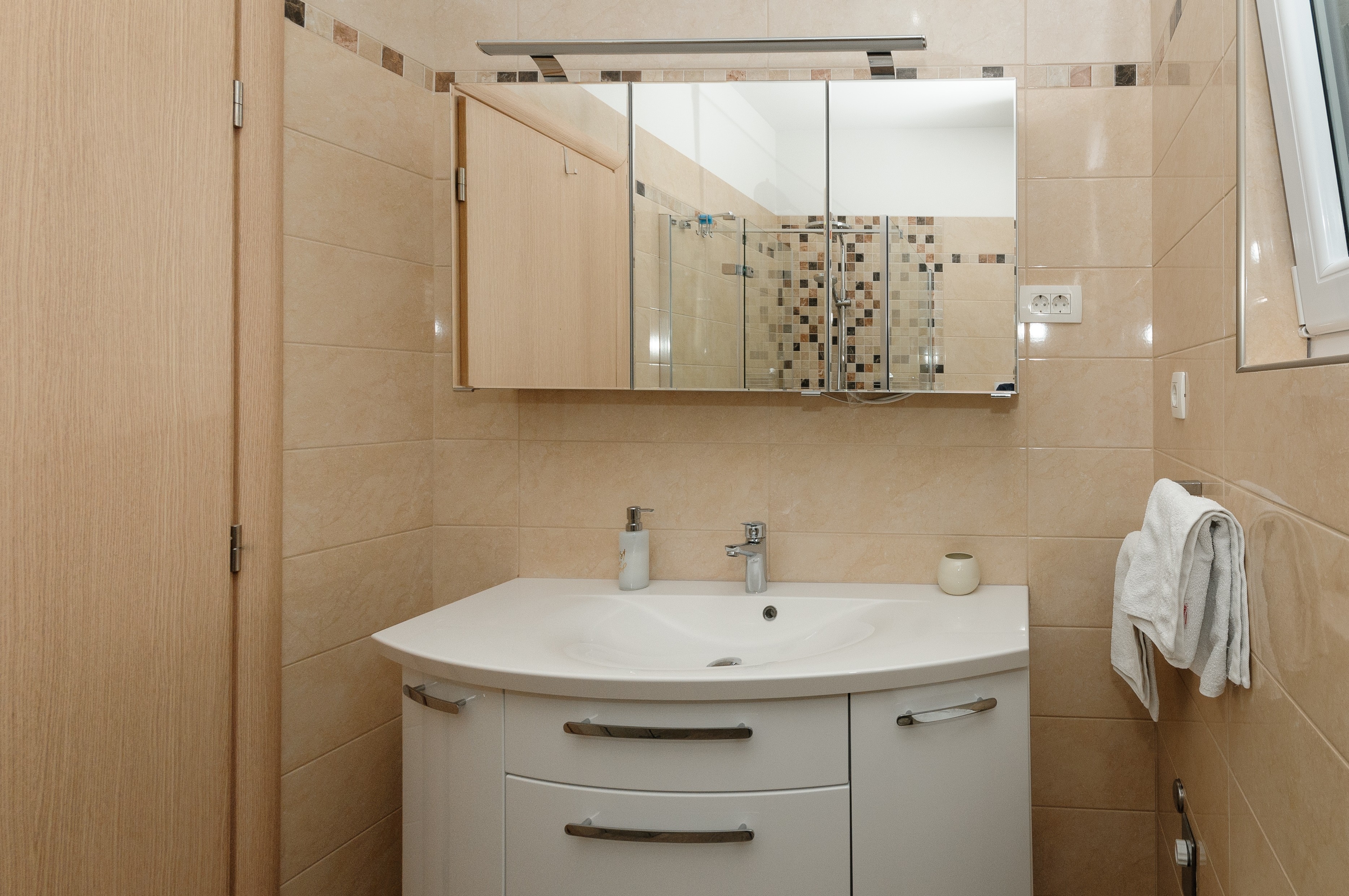 Comfortable and spacious house with terrace and sea view Plano, Trogir  K