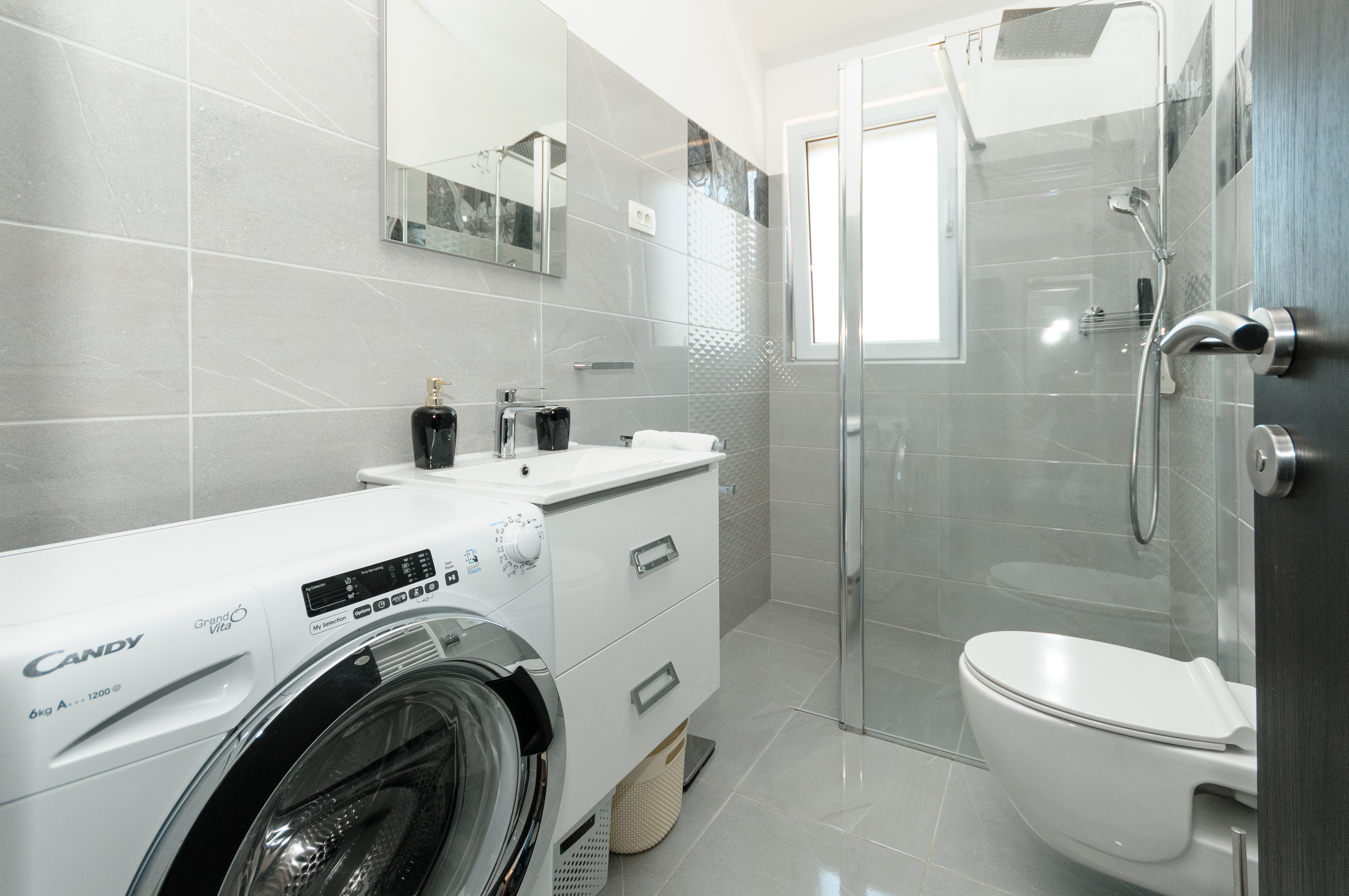 Comfortable and spacious house with terrace and sea view Plano, Trogir  K