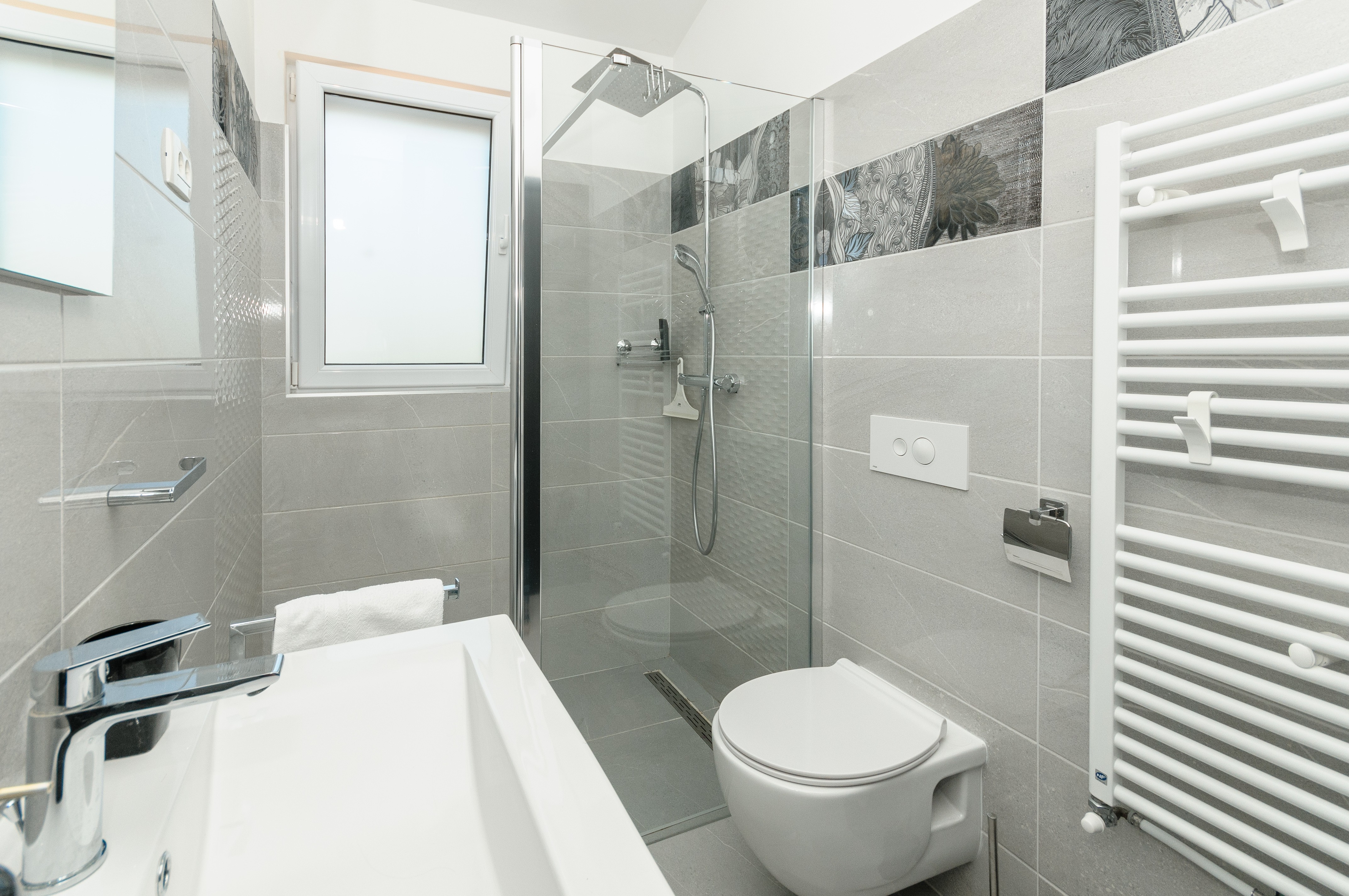 Comfortable and spacious house with terrace and sea view Plano, Trogir  K
