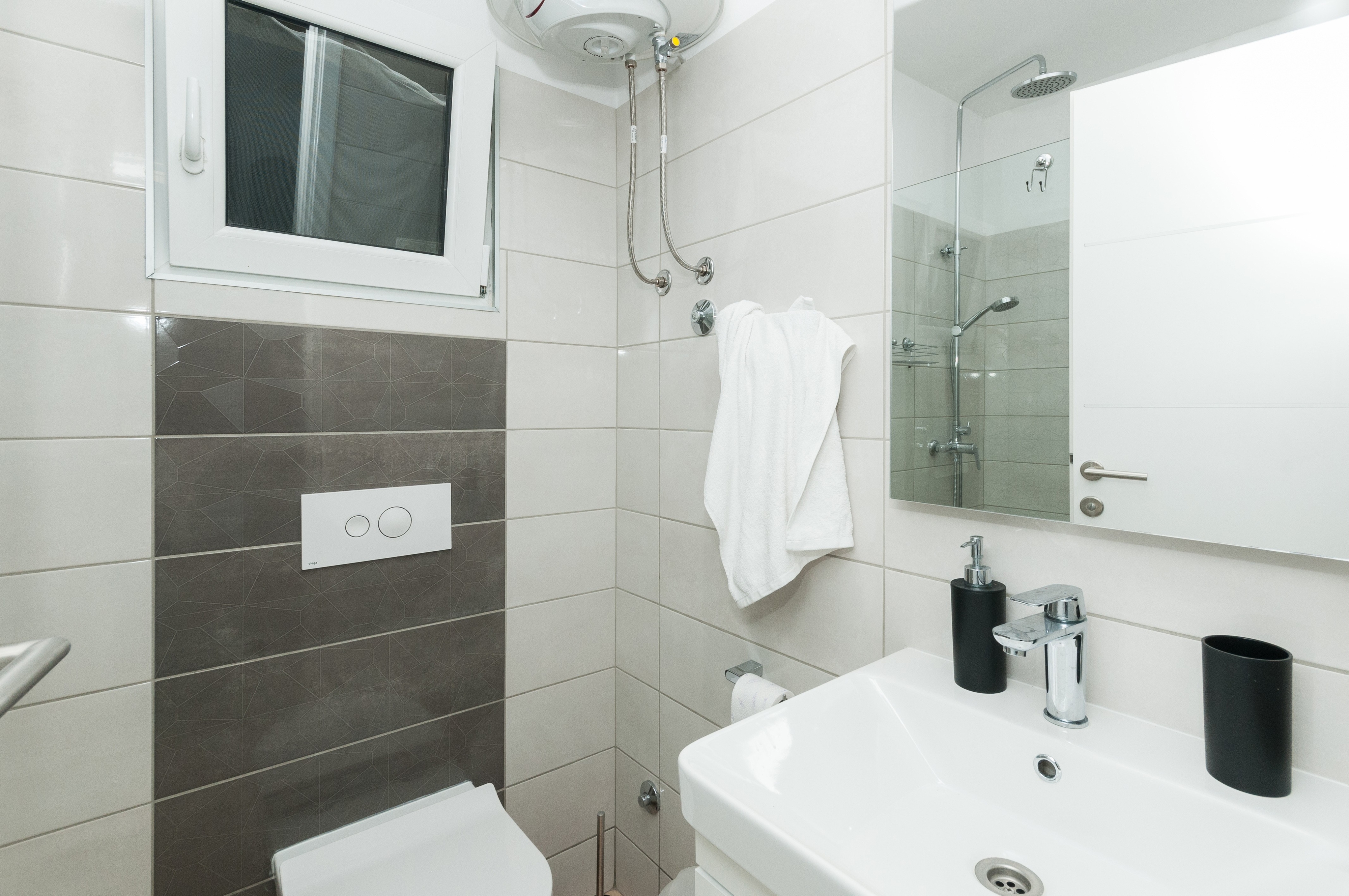 Comfortable and spacious house with terrace and sea view Plano, Trogir  K