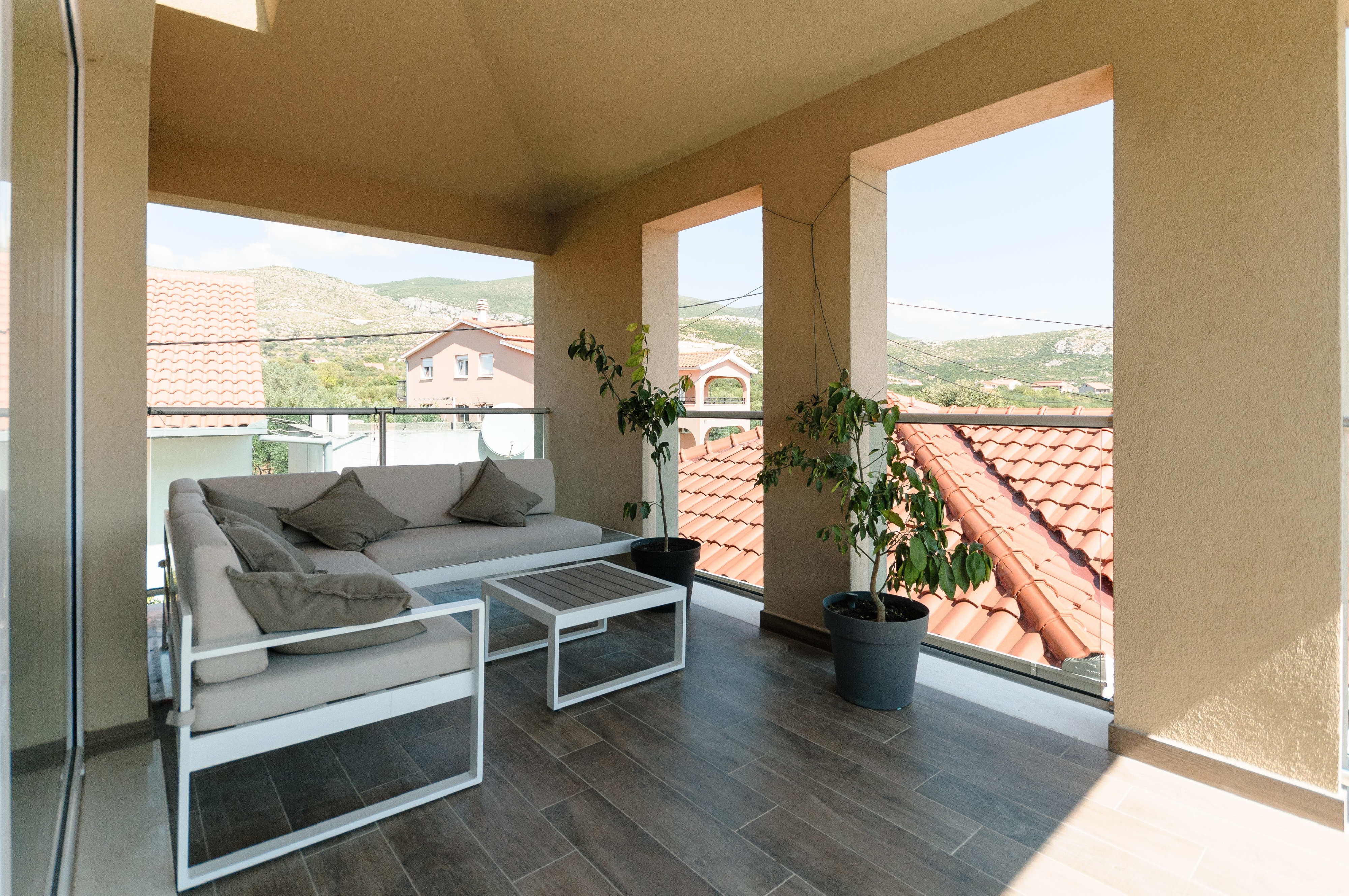 Comfortable and spacious house with terrace and sea view Plano, Trogir  K