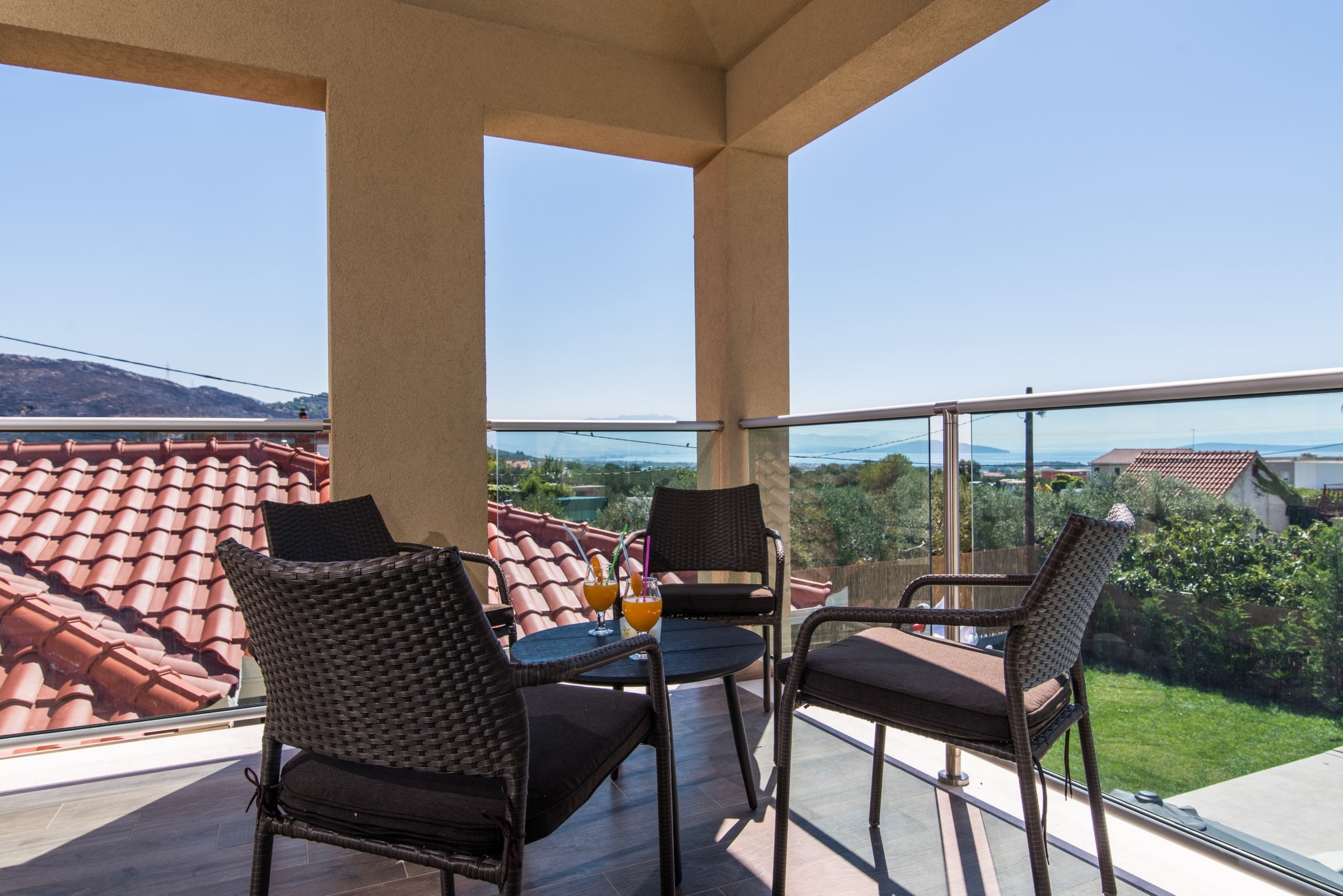 Comfortable and spacious house with terrace and sea view Plano, Trogir  K